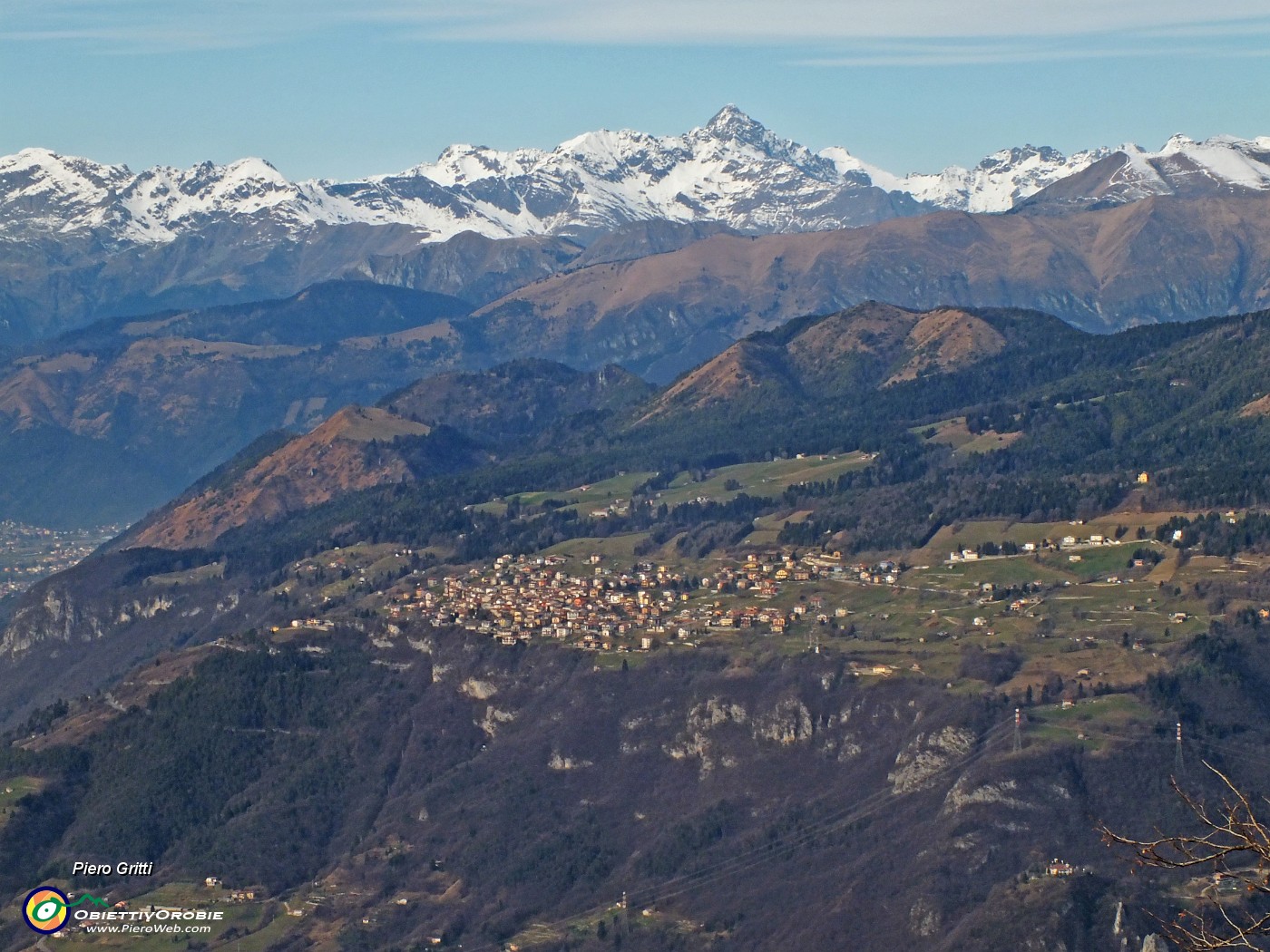 68 Zoom sull'altopoiano di Bossico col Diavolo sullo sfondo.JPG